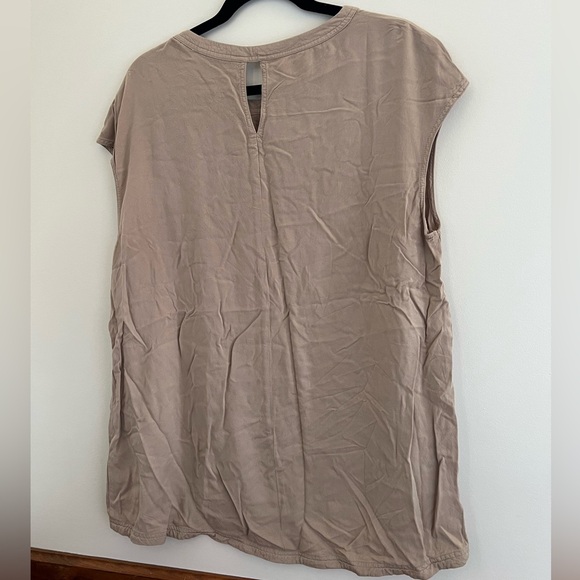 Simple Black Keyhole Tank Camisole (2 colours avail) - Picture 8 of 8